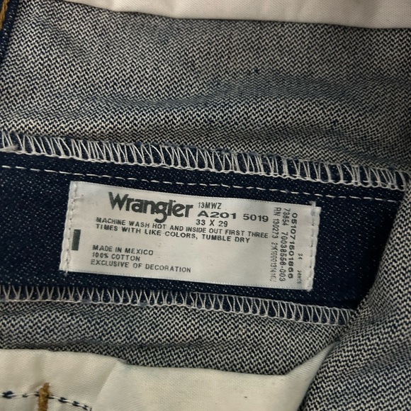 Wrangler Jeans size 33x29 - Picture 3 of 3